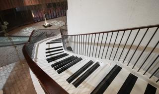 钢琴能进电梯吗 网红钢琴楼梯被占