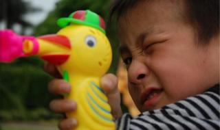 男子被小男孩拔腿毛 男子被小男孩拔腿毛